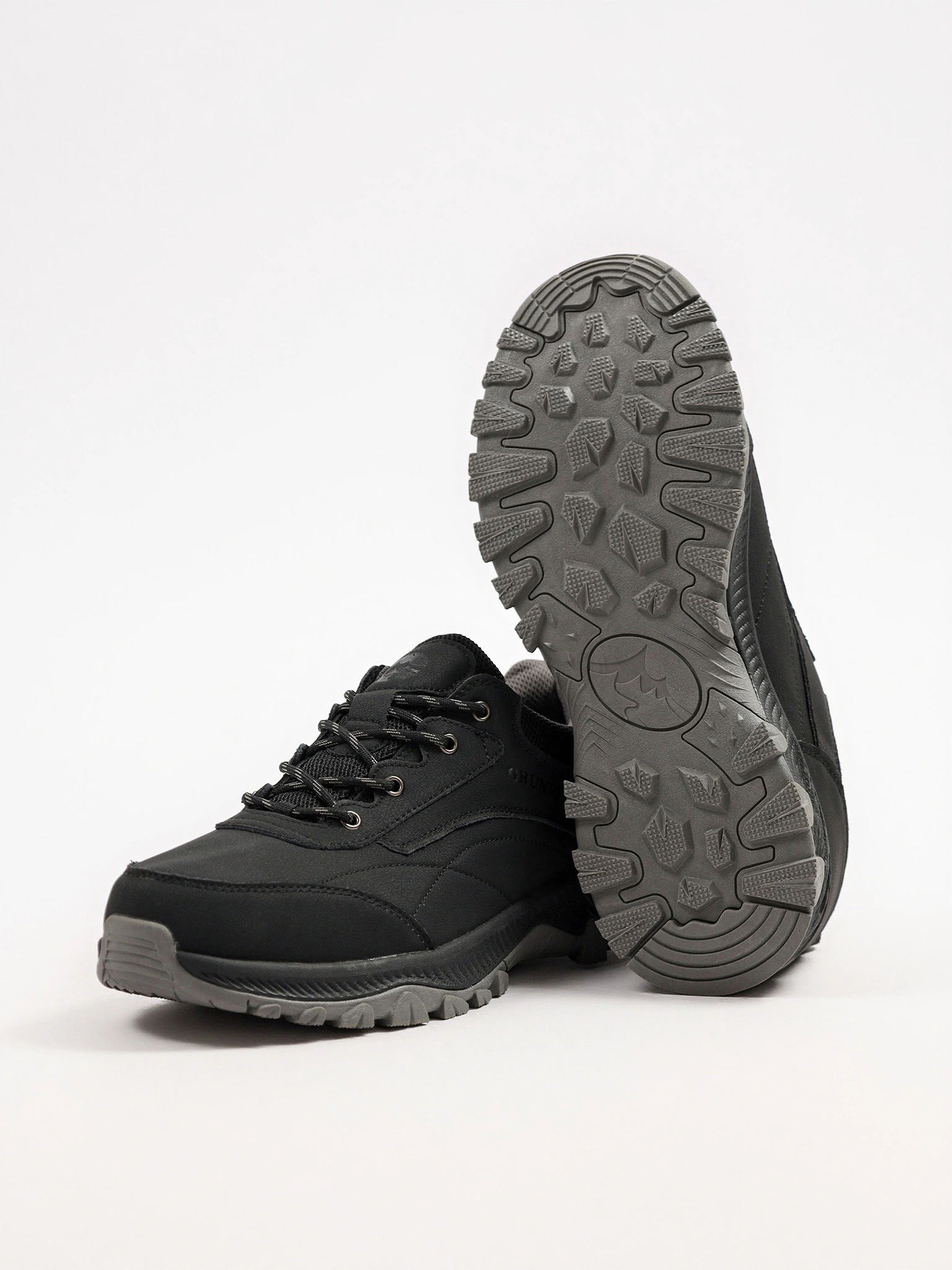 Кроссовки комбинированные черного цвета на рельефной подошве